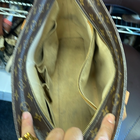 LV monogram tote have 2 small tear hardly noticeable - Picture 3 of 9